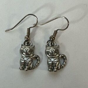 Pair of smiling Cheshire Cat kitten silver tone dangle‎ earrings